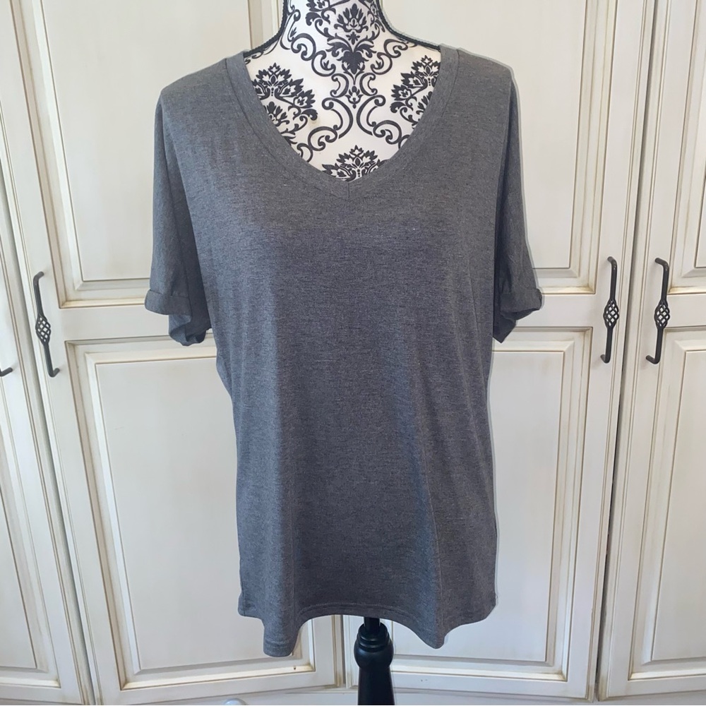 Lacozy Size Medium Grey Short Sleeve V-Neck T-Shirt with Cuffed Sleeves